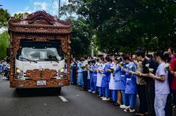 Hàng trăm y bác sĩ BV ĐH Y Dược TP.HCM khóc tiễn GS Nguyễn Đình Hối