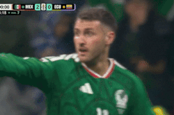 Viral khoảnh khắc cầu thủ Mexico mách trọng tài