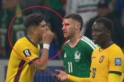 Cầu thủ thứ hai nhận thẻ đỏ vì dùng tay che miệng ở World Cup
