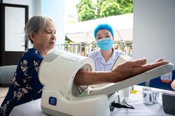 Cảnh chưa từng có tại các cơ sở y tế Hà Nội sáng 1/7