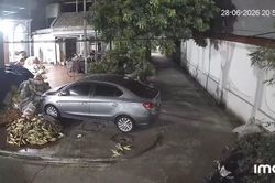 Clip tiếng sét xé trời, người dân giật mình lao ra ngoài