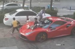 Nhóm trẻ em trèo lên xe Ferrari chơi đùa gây hư hỏng