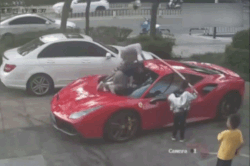 Siêu xe Ferrari bị đám trẻ hàng xóm chọc phá, biến thành cầu trượt
