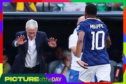 Khoảnh khắc World Cup: Deschamps nghiêng mình trước Mbappe