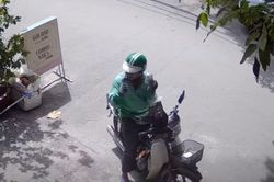 Shipper vui mừng vì được khách boa thêm 7.000 đồng giữa trưa nắng