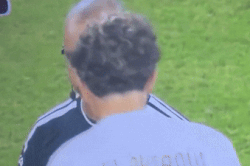 Trọng t&agrave;i World Cup g&acirc;y sốt v&igrave; một &aacute;nh lườm