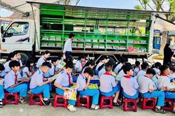 Những chuyến xe mang tri thức đến s&acirc;n trường