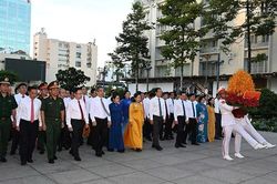 Đoàn đại biểu Thành phố Hồ Chí Minh dâng hoa tưởng nhớ Chủ tịch Hồ Chí Minh