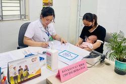 H&agrave; Nội: X&atilde; &Ocirc; Di&ecirc;n triển khai kh&aacute;m sức khỏe định kỳ miễn ph&iacute; cho người d&acirc;n