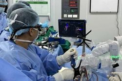 Phẫu thuật robot thế hệ mới chỉnh cong vẹo cột sống cho chàng trai 20 tuổi