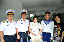 Lữ đoàn 171 thăm gia đình chính sách nhân kỷ niệm 60 năm Ngày truyền thống Lữ đoàn