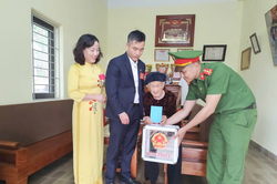 Nước mắt người mẹ sau những lần tiễn con không ngày trở lại