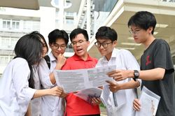 Phân tích phổ điểm thi tốt nghiệp 2026: Dự báo tổ hợp D01, B00 có xu hướng tăng, C00 giảm mạnh