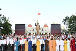 Đoàn lãnh đạo TPHCM dâng hoa tưởng nhớ Chủ tịch Hồ Chí Minh