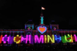 M&atilde;n nh&atilde;n m&agrave;n tr&igrave;nh diễn &aacute;nh s&aacute;ng 3D Mapping ch&agrave;o mừng 50 năm th&agrave;nh phố mang t&ecirc;n B&aacute;c