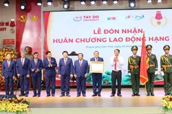 Trường Đại học Tây Đô đón nhận Huân chương Lao động hạng Nhì