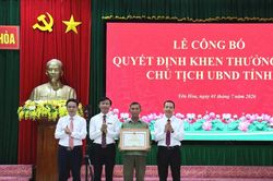 Tặng bằng khen cho người dân dũng cảm cứu người trên biển