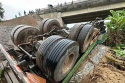 Xe tải ben chở cát mất lái tự lao làm hư hỏng lan can cầu