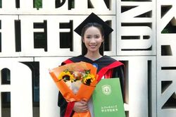 Cô gái Việt nhận bằng cử nhân ở Trung Quốc sau hành trình 10 năm