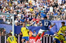 Mbappe x&ocirc; đổ kỷ lục, Ph&aacute;p 'đại chiến' Paraguay
