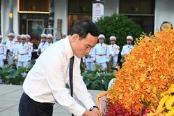 Đoàn đại biểu TPHCM dâng hương tưởng nhớ Chủ tịch Hồ Chí Minh