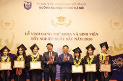 Trường ĐH Thủ đô Hà Nội vinh danh sinh viên tốt nghiệp thủ khoa và xuất sắc