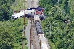 Mỹ: 13 toa tàu chở hàng chứa vật liệu nguy hiểm bị trật bánh ở Pennsylvania