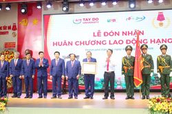 Trường Đại học Tây Đô đón nhận Huân chương Lao động hạng Nhì