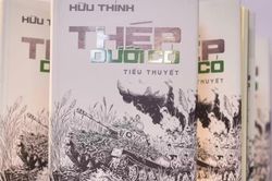 Nhà thơ Hữu Thỉnh ra mắt tiểu thuyết 'Thép dưới cỏ'