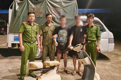 Bắt giữ hai thiếu niên dùng kiếm cướp xe máy điện, 14 cá nhân được khen thưởng