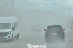 Quốc lộ 28B ở Lâm Đồng vẫn ngổn ngang, cư dân ven đường khổ vì bụi