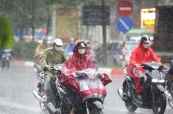 Vùng áp thấp vào Biển Đông, miền Bắc tiếp tục mưa lớn
