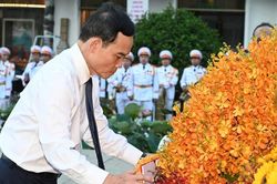 Đoàn lãnh đạo TPHCM dâng hoa tưởng nhớ Chủ tịch Hồ Chí Minh