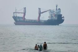 Truyền thông Iran đưa tin tàu container mắc cạn ở eo biển Hormuz