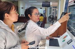 Người d&acirc;n Đ&agrave; Nẵng l&agrave;m thủ tục 'v&egrave;o v&egrave;o' từ kiosk th&ocirc;ng minh