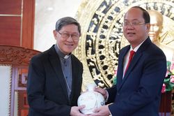 Đức Hồng y Luis Antonio Gokim Tagle gặp lãnh đạo Cà Mau trước lễ tuyên phong chân phước linh mục Trương Bửu Diệp