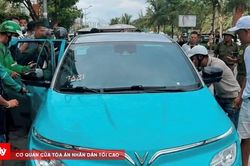 Nam tài xế taxi đột quỵ trong xe khi đợi khách