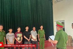 Lao v&agrave;o đ&aacute;nh người v&igrave; 'nh&aacute;y đ&egrave;n pha xe m&aacute;y'