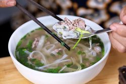 Giá xăng dầu giảm mạnh 37-51%, hàng phở 'xin tăng 5.000 đồng' rồi neo mãi ở đỉnh