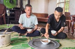 Vợ mất vì ung thư, gần 10 năm cha già bệnh tật cưu mang con trai chạy thận