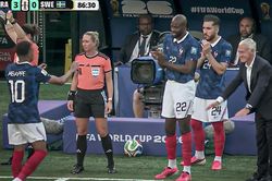 HLV Deschamps thán phục Mbappe sau trận thắng to Thụy Điển