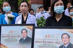 X&uacute;c động cảnh h&agrave;ng ngh&igrave;n y b&aacute;c sĩ, sinh vi&ecirc;n đứng chờ tiễn biệt GS Nguyễn Đ&igrave;nh Hối