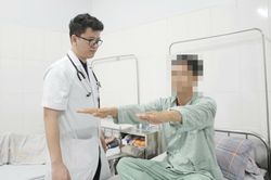 Bóng đập vào cổ, nam thanh niên đột quỵ nguy kịch
