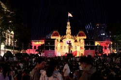 Biển người đổ về trụ sở UBND TPHCM xem trình diễn nghệ thuật ánh sáng
