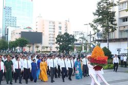 50 năm Thành phố mang tên Bác: Dâng hoa tưởng nhớ Chủ tịch Hồ Chí Minh