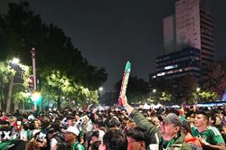 World Cup 2026: Người hâm mộ Mexico vỡ òa sau chiến thắng trước Ecuador