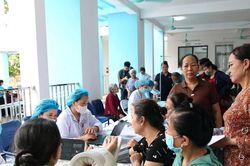 Người dân 16 xã, phường ven sông Hồng được khám sức khỏe định kỳ