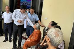 Lãnh đạo Sở Y tế Hà Nội kiểm tra ngày đầu khám sàng lọc miễn phí cho người dân