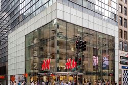 Hãng thời trang H&M đóng cả trăm cửa hàng trên toàn thế giới