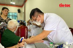 Người dân phấn khởi vì từ nay được khám sức khỏe miễn phí gần nhà